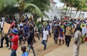 La Résidence De Gbagbo Assiégée Par Les Manifestants