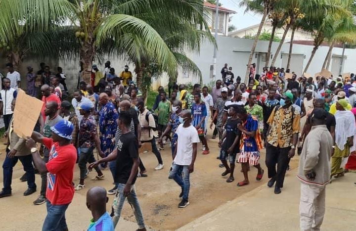 Résidence De Gbagbo Assiégée Manifestants