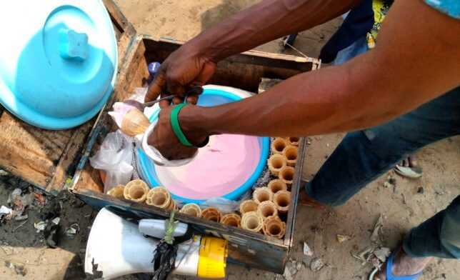 vente de glace en rdc 644x392 2 - RDC : à la rencontre des vendeurs de petit-déjeuner dans les rues de Kinshasa