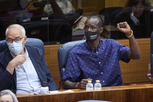 Ancien Vendeur Ambulant, Il Devient Le 1Er Député Noir À L&Rsquo;Assemblée De Madrid