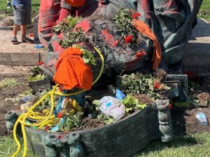 Canada: Des Statues Des Reines Victoria Et Elizabeth Ii Complètement Détruites