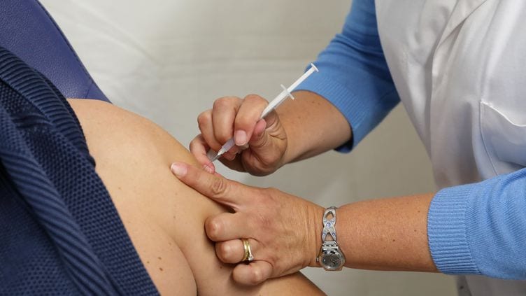 Covid-19 : Le Gouvernement Français Prépare Une Loi Sur La Vaccination Obligatoire Des Soignants   