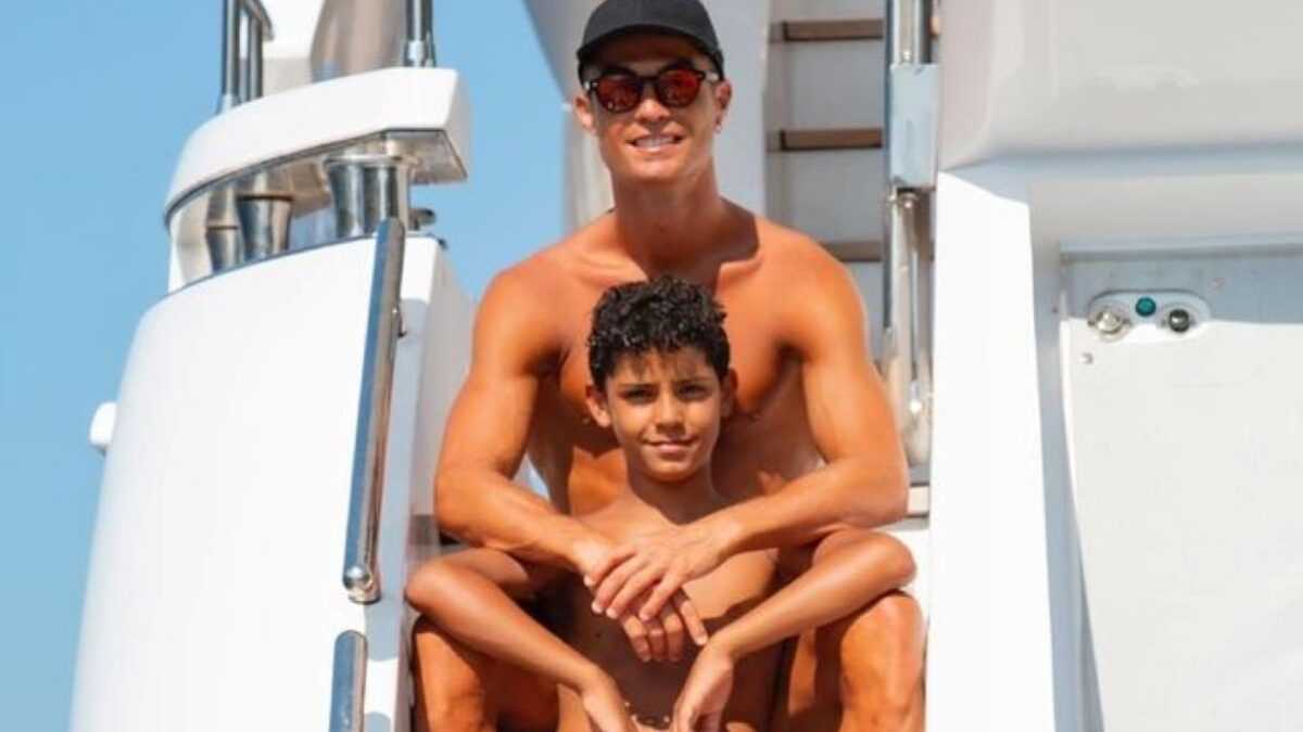 Cristiano Ronaldo S’affiche Avec Son Fils Junior