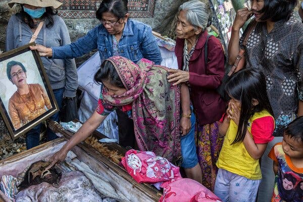 Insolite: Des Cadavres Qui Mangent Et Qui Fument Dans Une Région De L’indonésie