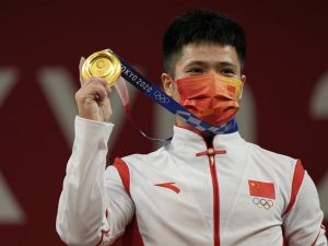 Jo Tokyo 2020 – Haltérophilie : Ce Chinois Remporte L&Rsquo;Or Sur Une Jambe (Photo)