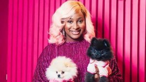 Les Chiots « Dudu-Poms » Se Battent Pour La Perruque Rose De Dj Cuppy