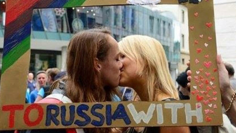 Russie: La Société Vkusvill Diffuse Une Publicité Lgbt+ Et Se Fait « Lyncher » 