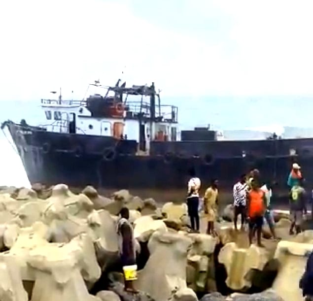 Togo: Un Navire Échoue Sur La Plage Près De Lomé