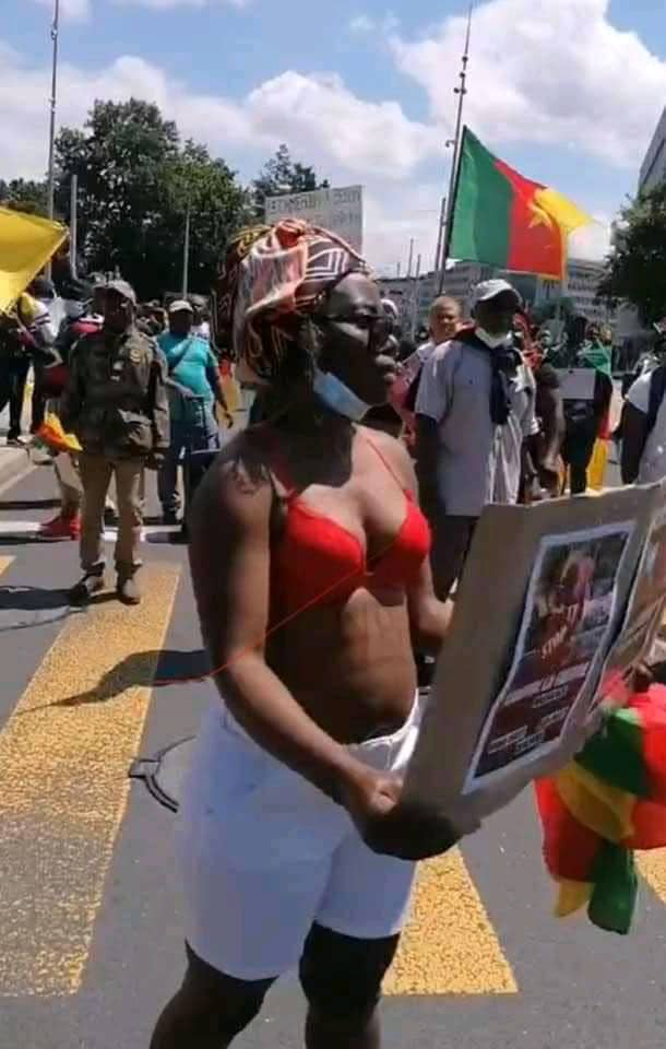 WhatsApp Image 2021 07 17 at 12.33.08 1 - Manifestation contre Paul Biya : Des femmes en soutien gorge entre en action (photos)