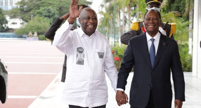 Cote Divoire Ouattara Et Gbagbo Se Tiennent La Main Et Marchent Vers Le Petit Palais 7Info E1627410663202 670X360 1