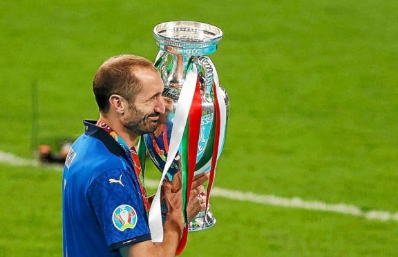 Euro 2020 : le capitaine italien Chiellini dort avec la coupe