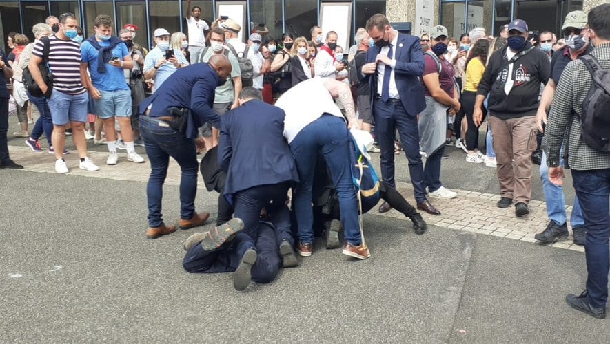 image 1 - Emmanuel Macron pris à partie violemment, un blessé enregistré