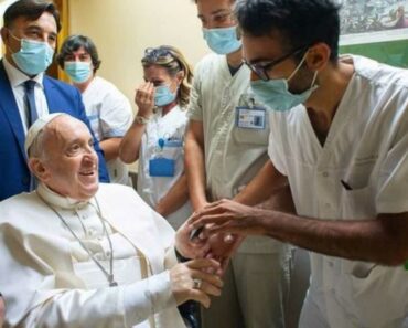 Le pape François retourne au Vatican 10 jours après son opération