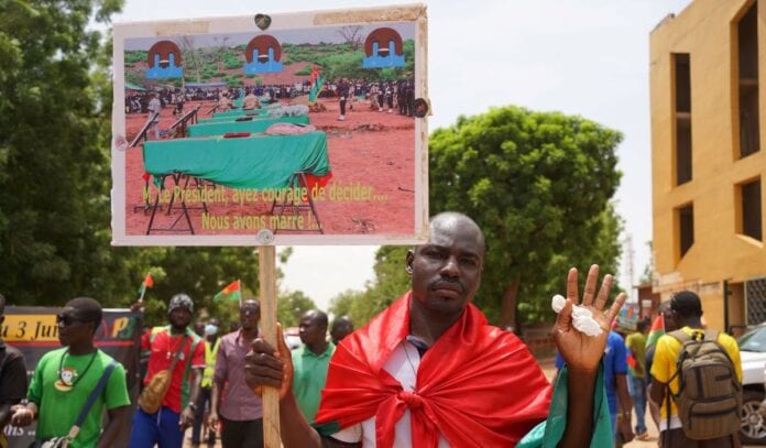 Manifestant Au Burkina 696X407 1
