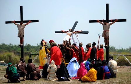 Philippines : Des Fidèles Catholiques Volontaires Crucifiés Durant Le Vendredi Saint