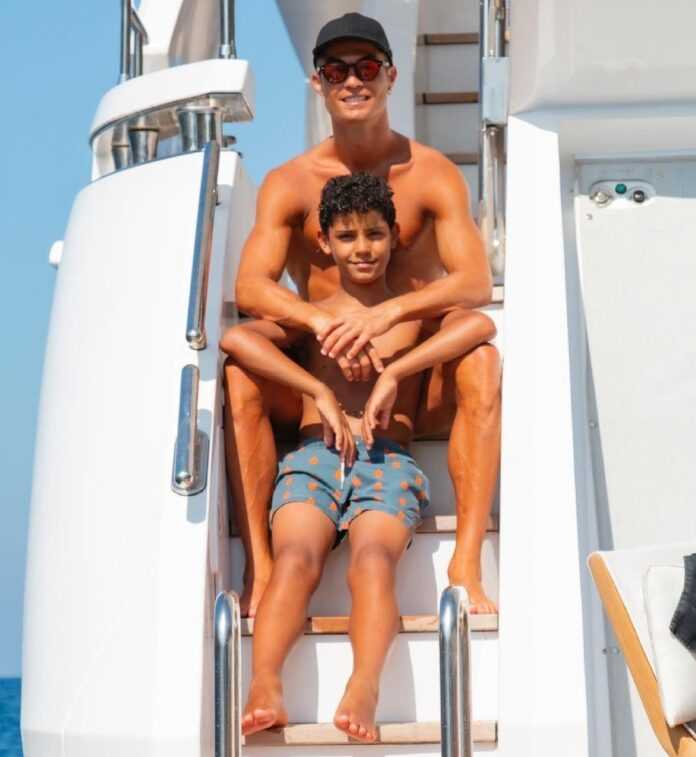 ronaldo et son fils 1 696x757 1 - Cristiano Ronaldo s’affiche avec son fils Junior