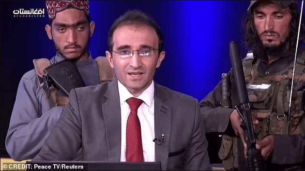 Un Journaliste Afghan Terrifié Lit Les Informations Alors Qu’il Est Entouré De Talibans Armés (Vidéo)