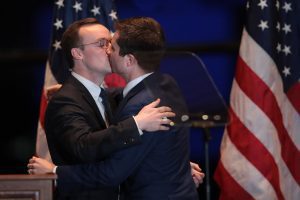 Usa : Pete Buttigieg, Le Premier Ministre Ouvertement Homosexuel, Annonce Être Devenu Papa