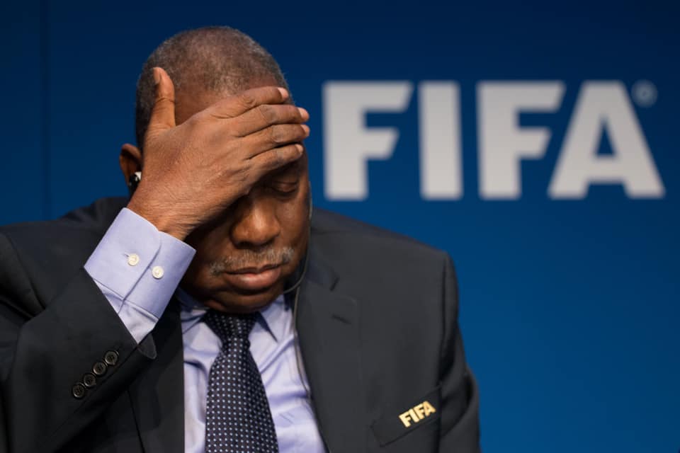 Football : l’ancien président de la CAF, Issa Hayatou, suspendu par la FIFA