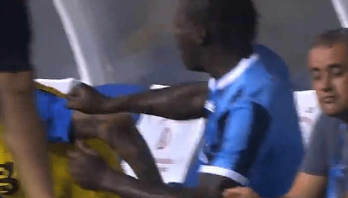 Mario Balotelli pète les plombs et frappe son coéquipier après avoir été remplacé (vidéo)