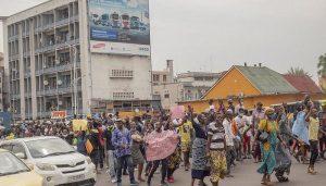 Rd Congo: La Foule Attaque Des Entreprises Indiennes Après La Mort D’un Étudiant En Inde