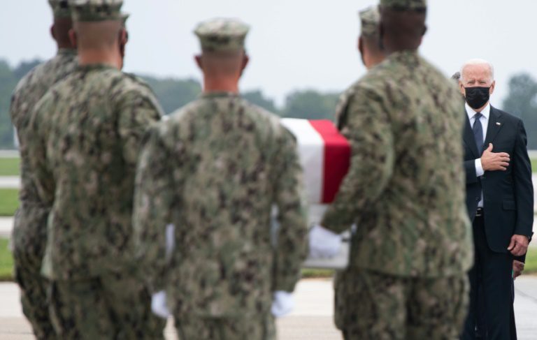 Attentat À Kaboul : Joe Biden Accueille Les Dépouilles Des 13 Soldats Américains Tués