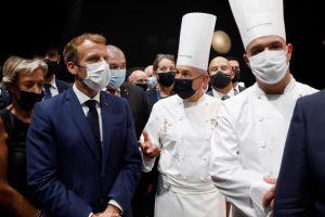 Emmanuel Macron Est Pris À Partie Avec Un Œuf