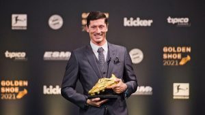 Football : Robert Lewandowski Reçoit Son Soulier D&Rsquo;Or 2021