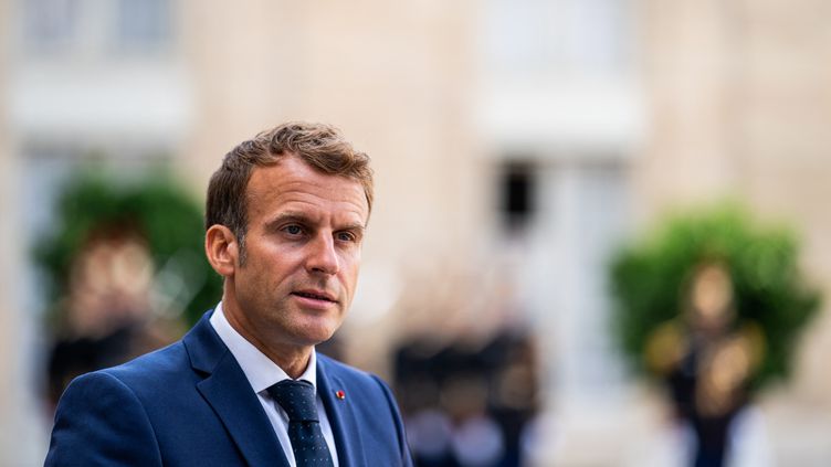 Emmanuel Macron traité de « jeune président » par les Talibans