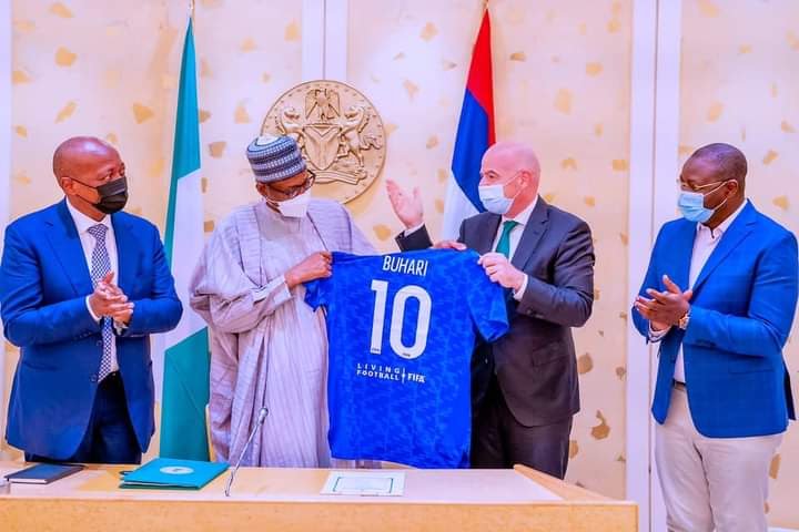Muhammadu Buhari Reçoit Un Cadeau Symbolique Après La Visite Du Président De La Fifa