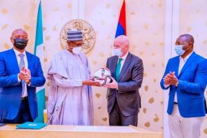 Muhammadu Buhari Reçoit Un Cadeau Symbolique Après La Visite Du Président De La Fifa