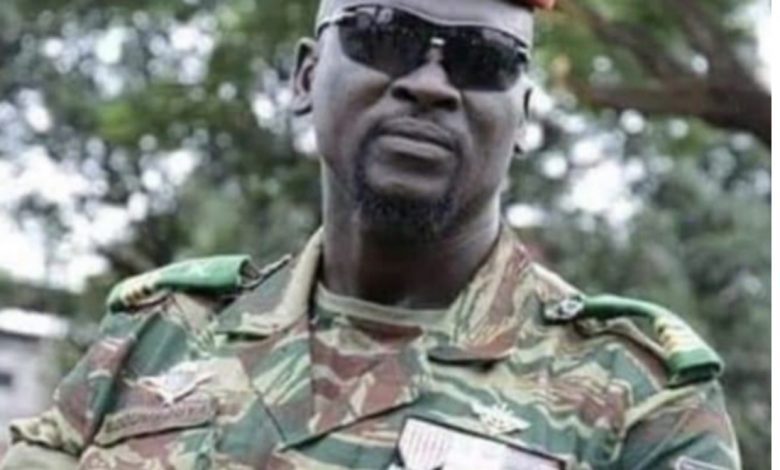 Guinée Colonel Doumbouya Le Vendredi Férié Prêter Serment