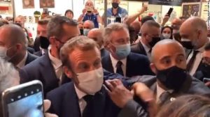 Emmanuel Macron est pris à partie avec un œuf