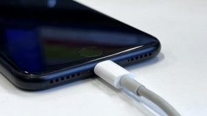 Iphone : L&Rsquo;Ue Veut Imposer Un Chargeur Universel À Apple