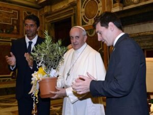 Le Pape François Reçoit Un Maillot De Lionel Messi (Photos)