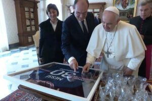 Le Pape François Reçoit Un Maillot De Lionel Messi (Photo)