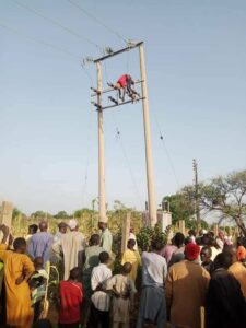Un Nigerian Meurt Électrocuté En Volant Des Câbles Électriques Sur Un Poteau (Photo