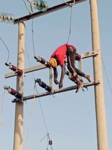 Un Nigerian Meurt Électrocuté En Volant Des Câbles Électriques Sur Un Poteau (Photo)