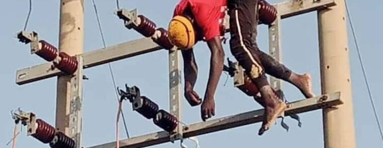 Un Nigerian Meurt Électrocuté En Volant Des Câbles Électriques Sur Un Poteau (Photo)