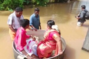 Inde : À Cause De L&Rsquo;Inondation, Ce Couple Se Rend À Leur Mariage À Bord D’une Marmite (Vidéo)