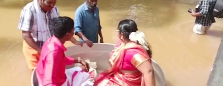 Inde : À Cause De L&Rsquo;Inondation, Ce Couple Se Rend À Leur Mariage À Bord D’une Marmite (Vidéo)