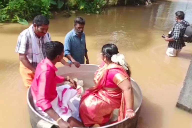 Inde : À Cause De L'Inondation, Ce Couple Se Rend À Leur Mariage À Bord D’une Marmite (Vidéo)