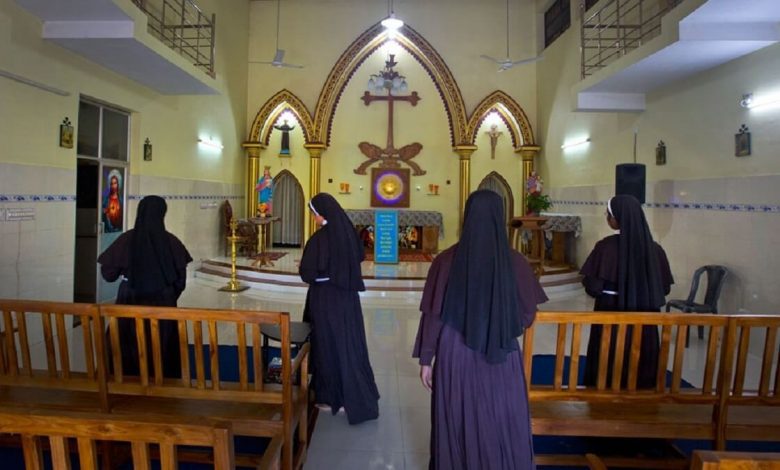 Abus De L’église Catholique: Des Religieuses Ont Utilisé Des Crucifix Pour V*Oler Des Filles En France