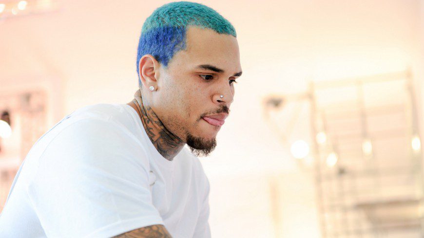 Chris Brown Accusé D'Agression Avec Une Bouteille Cassée À Londres