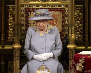 Elizabeth Ii A 95 Ans Elle Refuse Un Prix Pour Personnes Agees