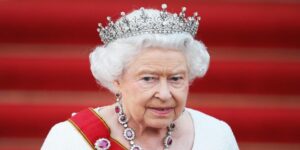 « La Reine Elizabeth Ii Portait Une Couronne Volée »