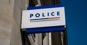 France : Un Ado Tente De Tuer Sa Mère En  L&Rsquo;Étouffant Avec Un Oreiller, Les Faits