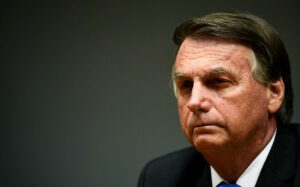 Jair Bolsonaro Fait Un Lien Entre Le Vaccin Anti Covid-19 Et Le Sida, Facebook Le Sanctionne