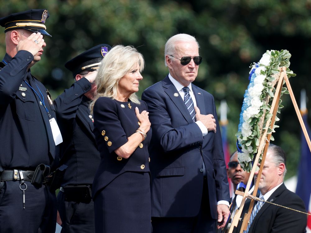 Le Président Biden Felicité Forces De Lordre Travail
