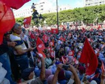 Les Tunisiens Manifestent Contre Le « Coup D’etat » Du Président Kaïs Saïed